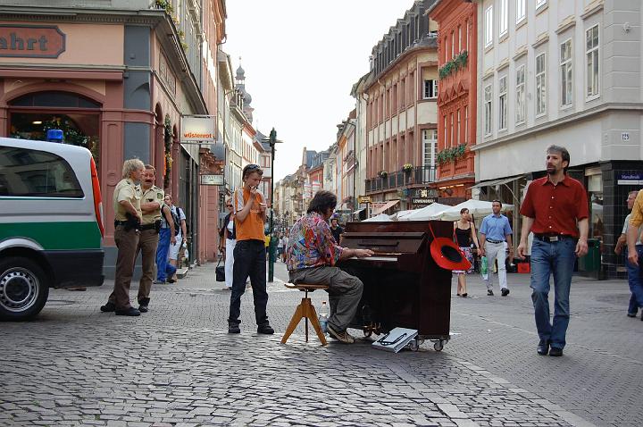 Politie, harmonicajongen en pianoman.jpg